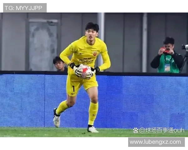 颜骏凌果断出击成功解围展现门将风范助力球队稳固防线 颜骏凌果断出击成功解围展现门将风范助力球队稳固防线