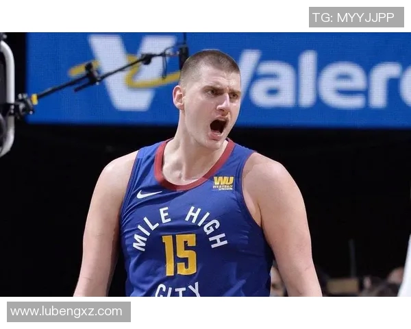 约基奇抱法国球星引领掘金队逆袭夺取国际篮球赛胜利